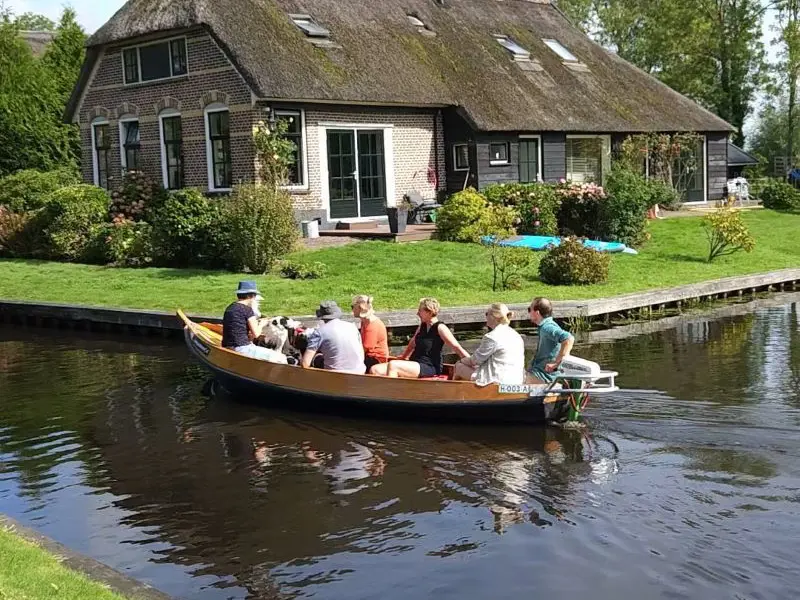 Wooden Punter Giethoorn luxes